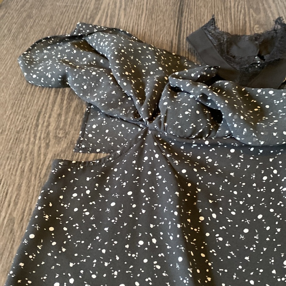 BAR III cold shoulder blouse. Criss-cross neck. Black/white pattern.Size L. - Picture 12 of 15